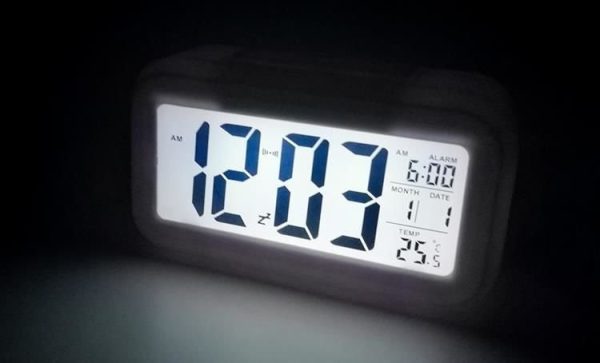 Reloj Despertador Digital Fecha Temperatura Alarma Luz Led - Imagen 15